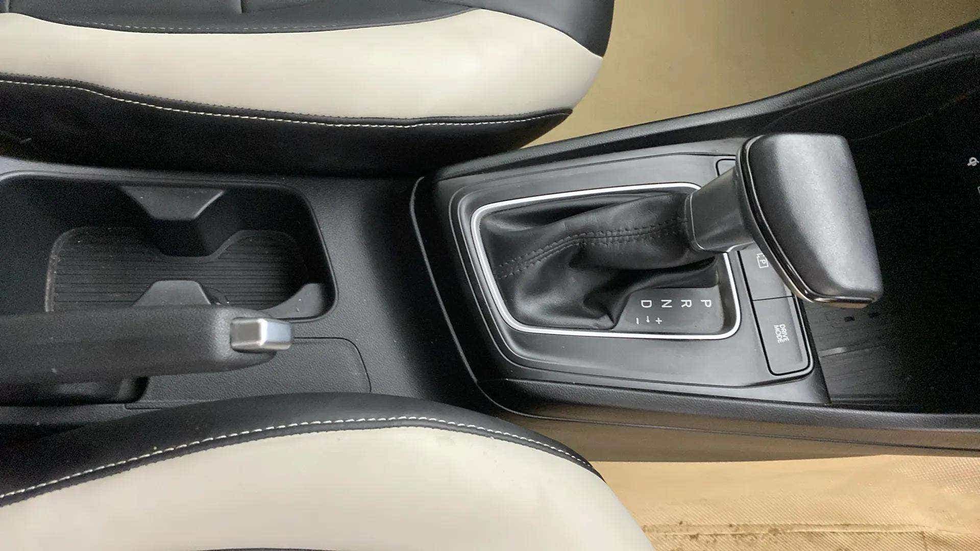 Gear shifter and center console of a Hyundai Verna