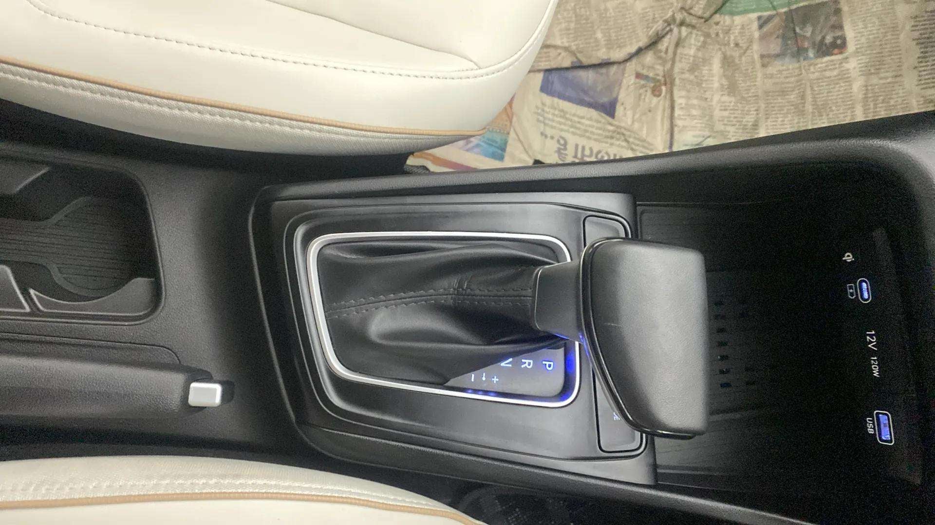Gear selector and center console of a Hyundai Verna