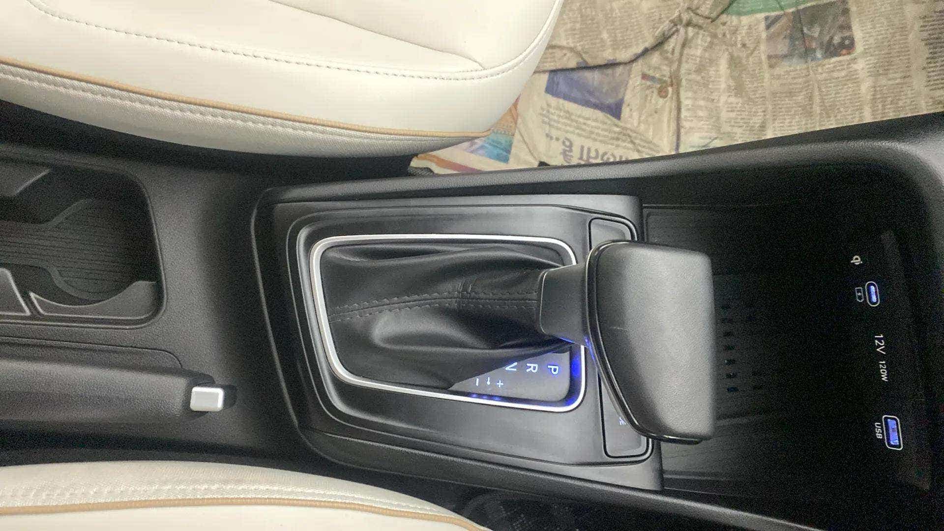 Gear selector and center console of a Hyundai Verna