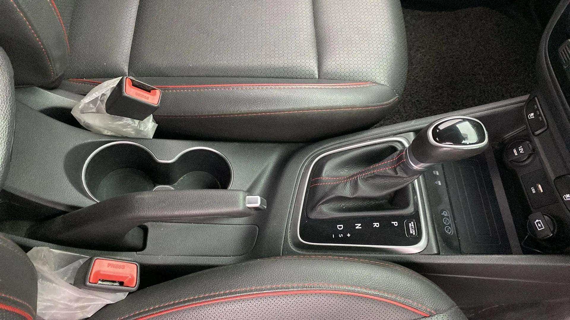 Center console and gear lever of a Hyundai Verna