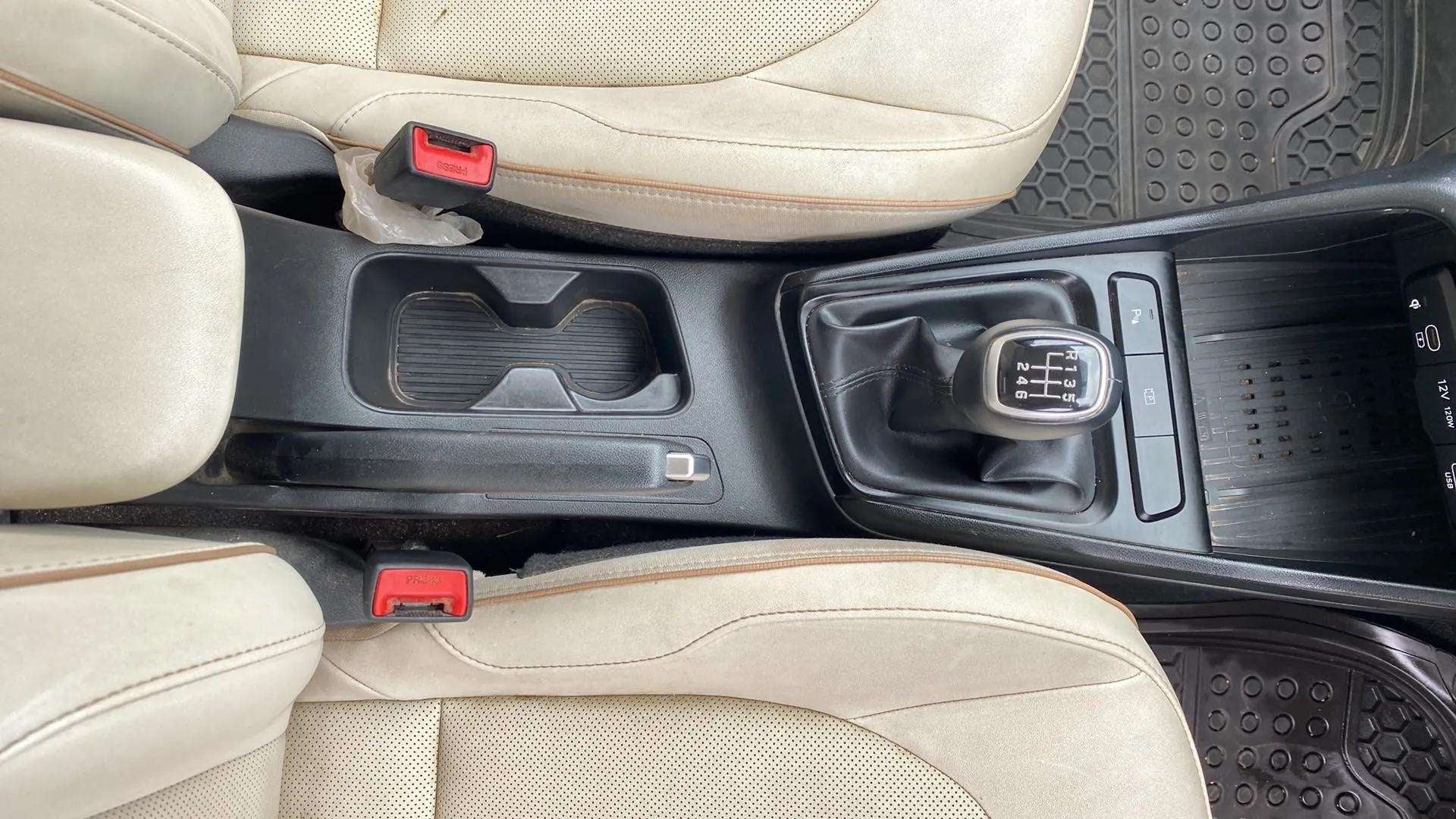Gear lever and front seats of a Hyundai Verna interior
