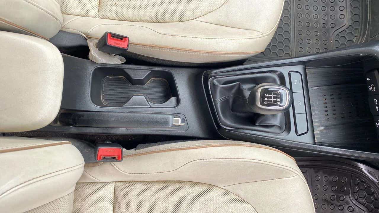 Gear lever and front seats of a Hyundai Verna interior