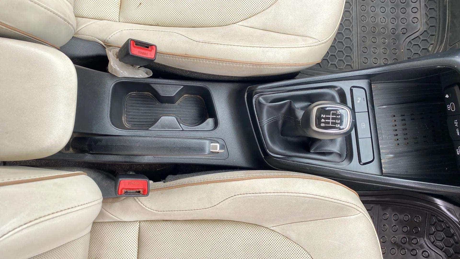 Gear lever and front seats of a Hyundai Verna interior