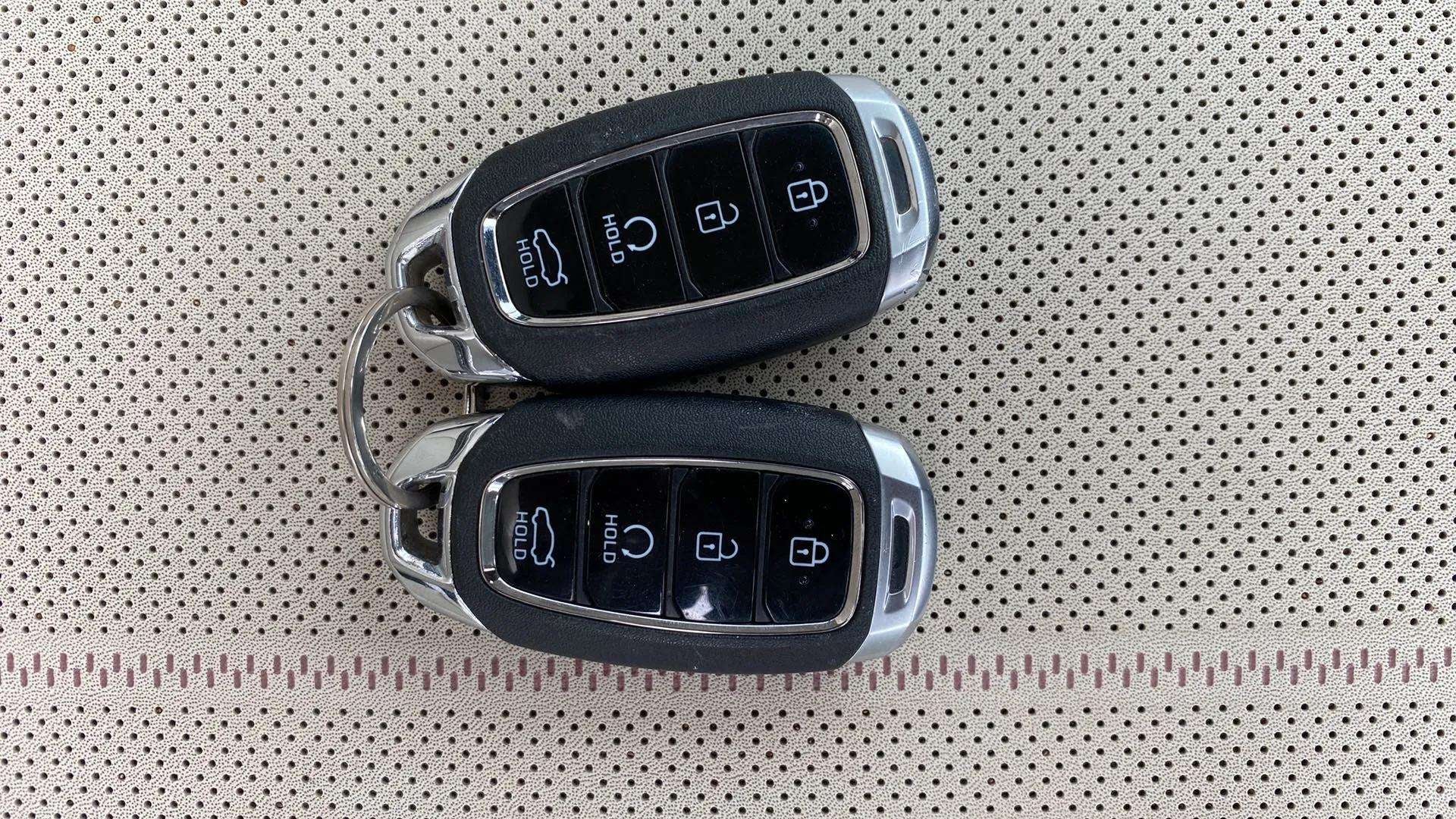 Pair of key fobs of a Hyundai Verna