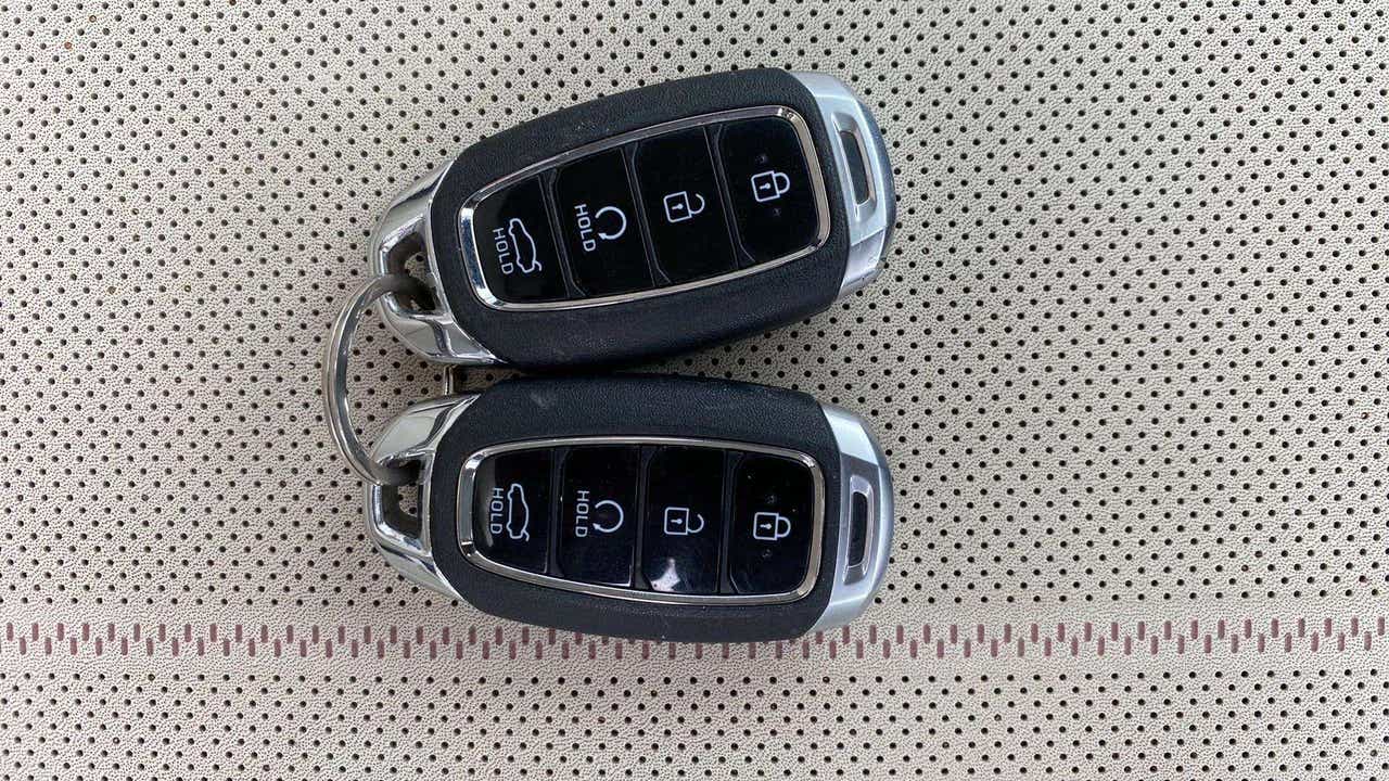 Pair of key fobs of a Hyundai Verna