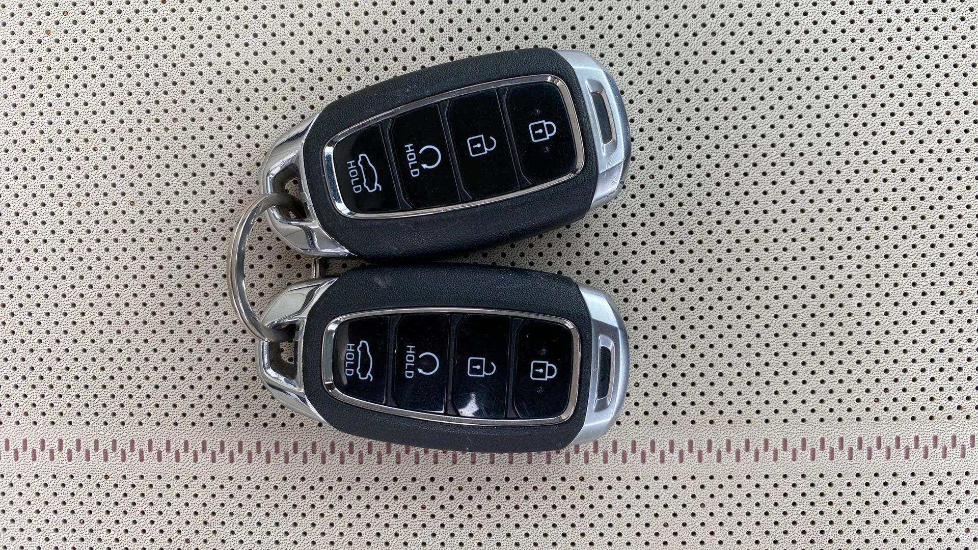 Pair of key fobs of a Hyundai Verna