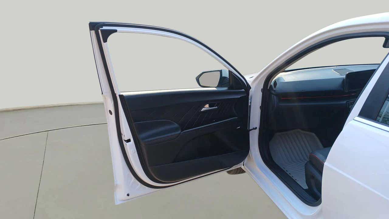 Front driver door and dashboard of a Hyundai Verna