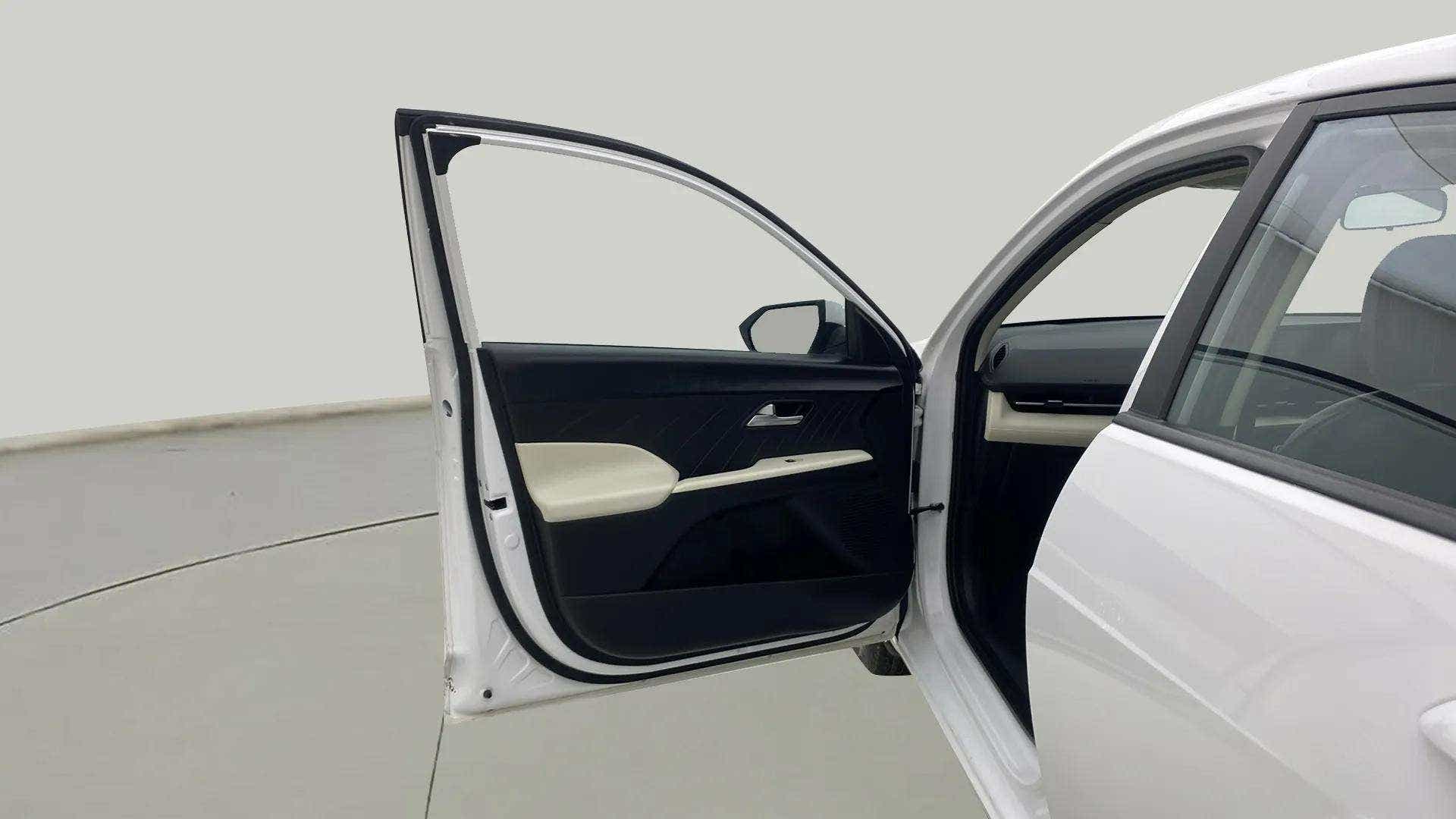 Driver side door and partial dashboard of a Hyundai Verna