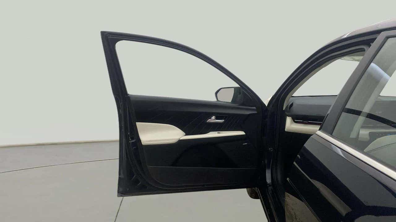 Front door interior of a Hyundai Verna