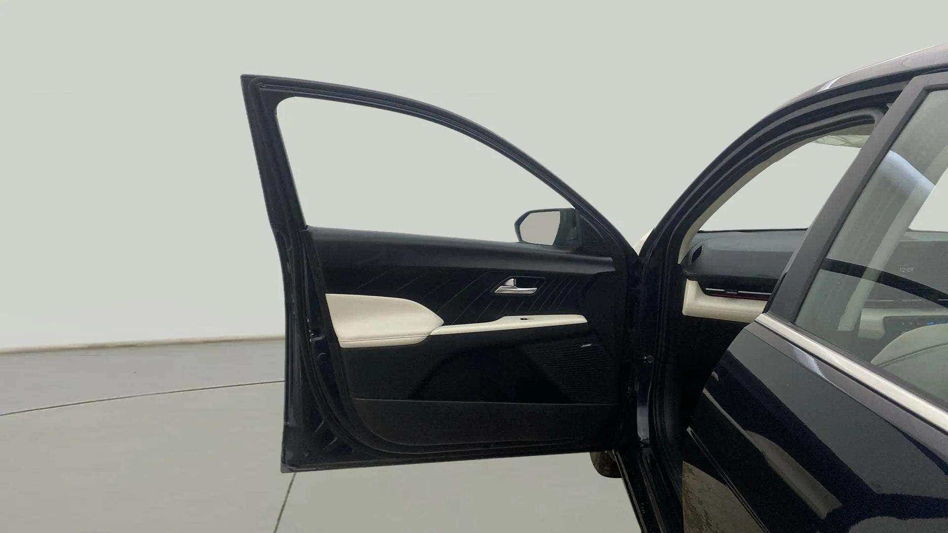 Front door interior of a Hyundai Verna