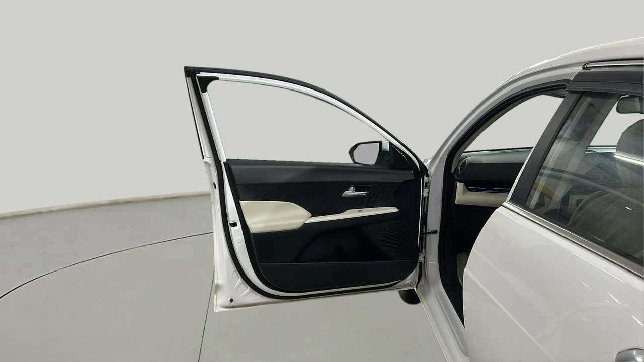 Front left door panel of a Hyundai Verna