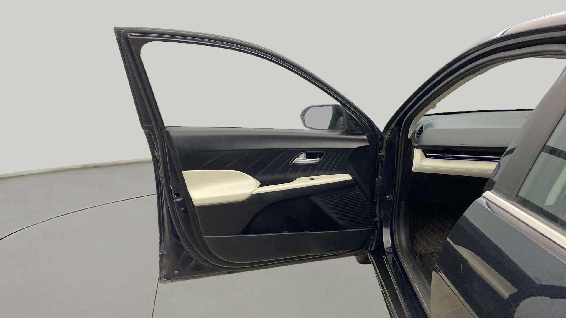 Front interior door view of a Hyundai Verna