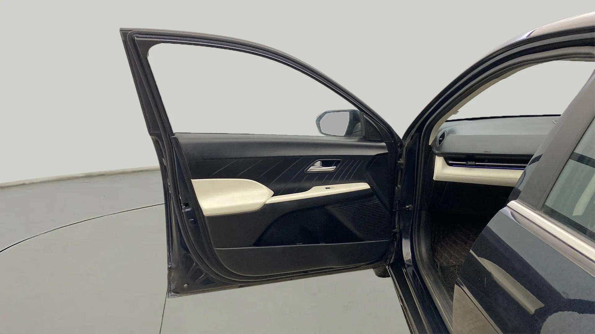 Front interior door view of a Hyundai Verna