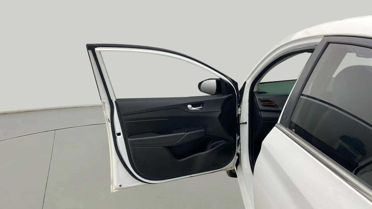 Front left door interior of a Hyundai Verna