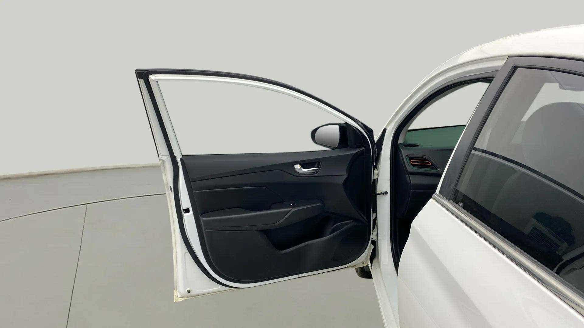 Front left door interior of a Hyundai Verna