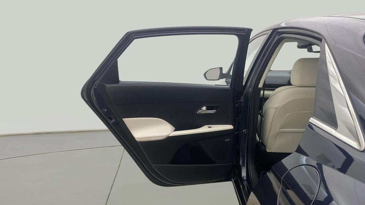 Rear door interior of a Hyundai Verna
