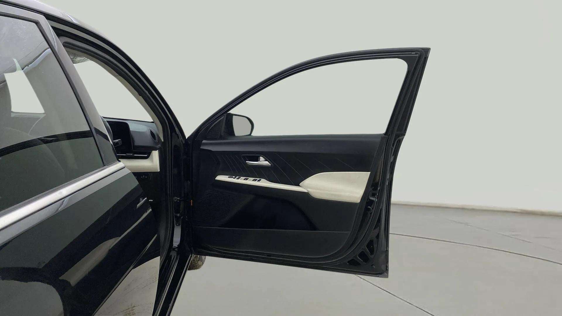 Driver side door and dashboard of a Hyundai Verna