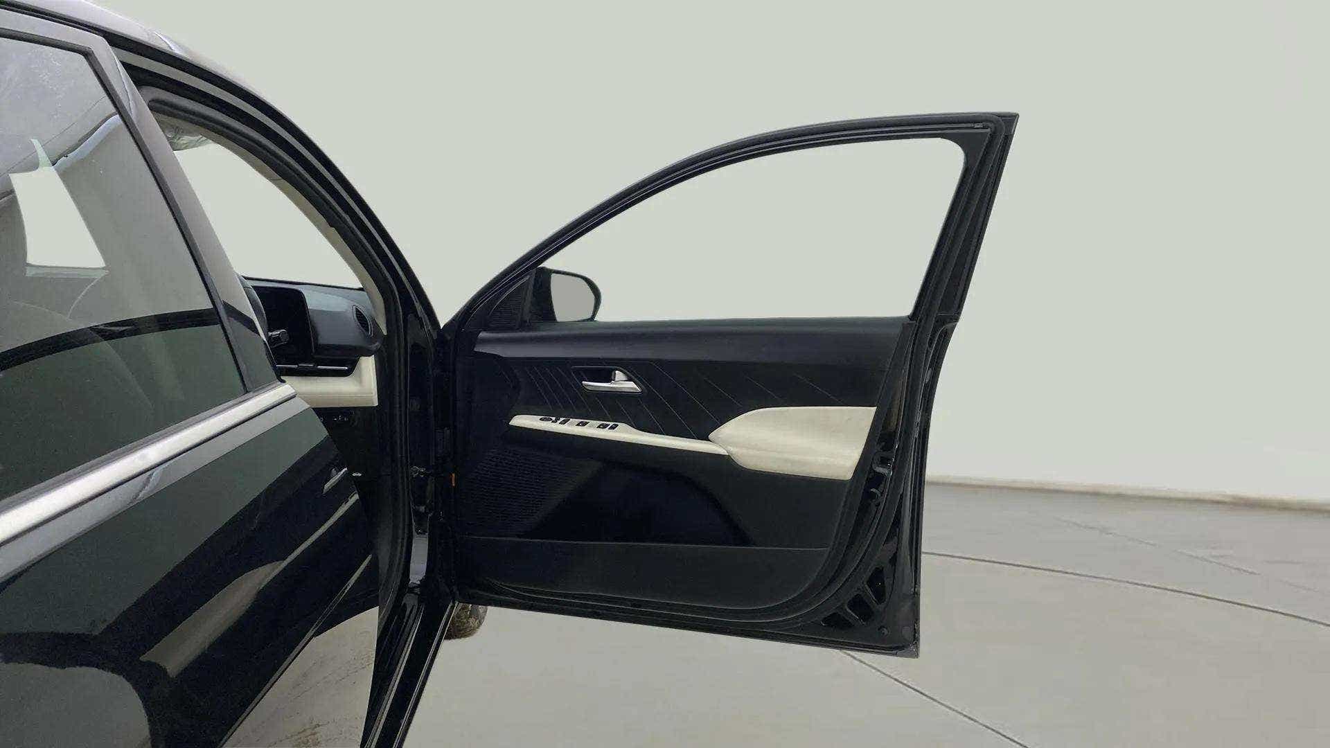 Driver side door and dashboard of a Hyundai Verna