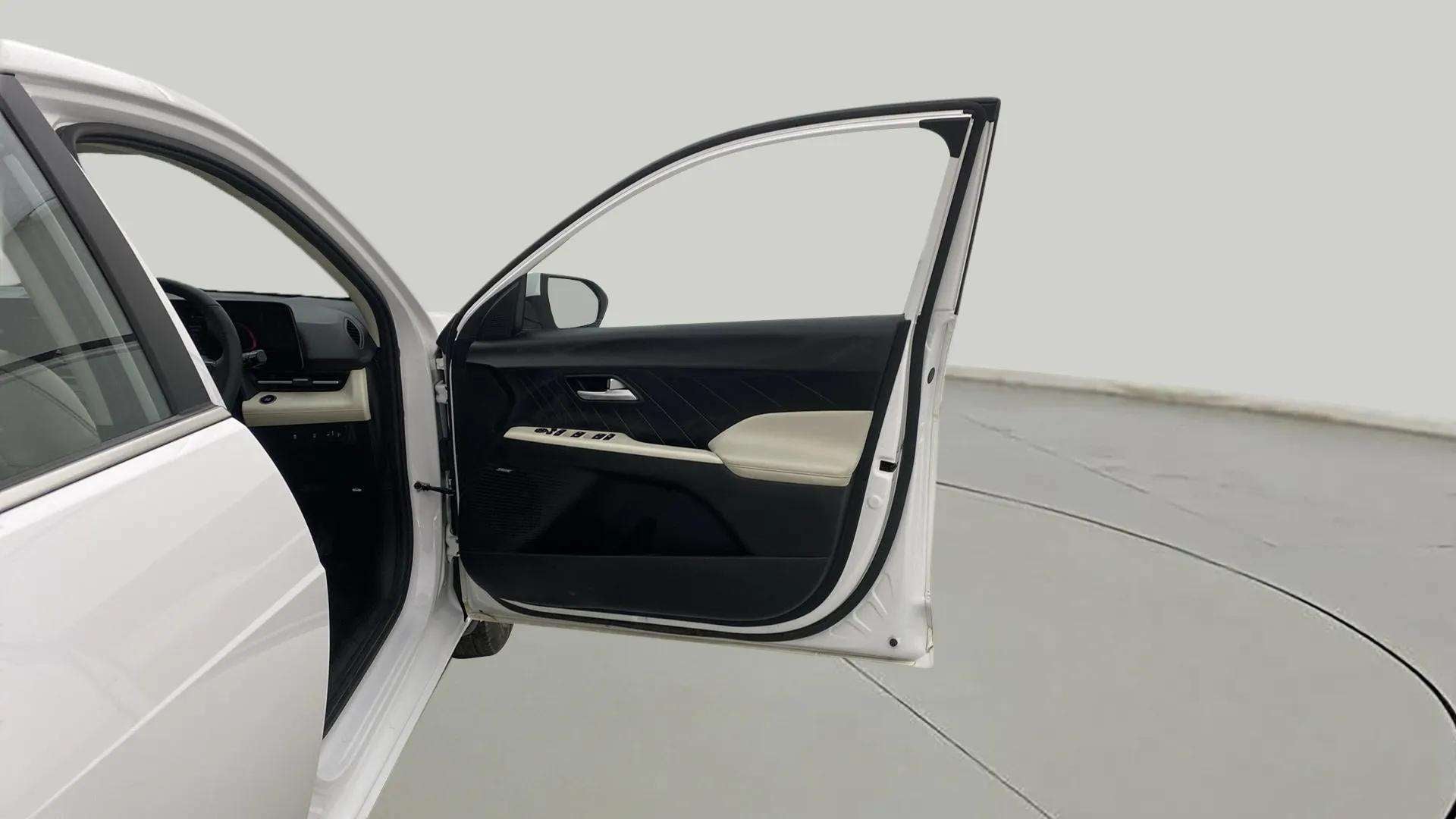 Front door interior of a Hyundai Verna