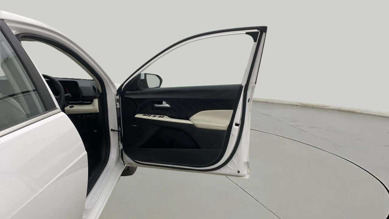 Front door interior of a Hyundai Verna