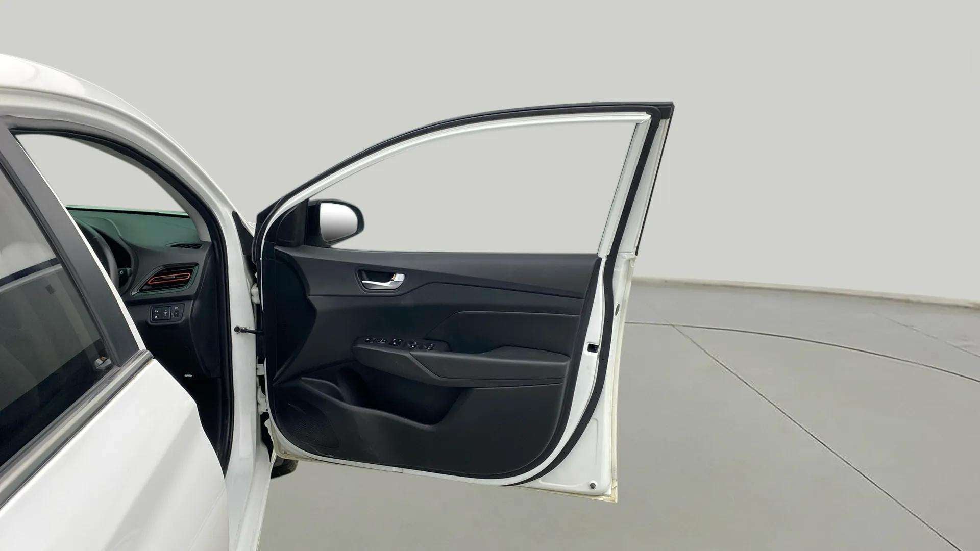 Front driver side door view of a Hyundai Verna