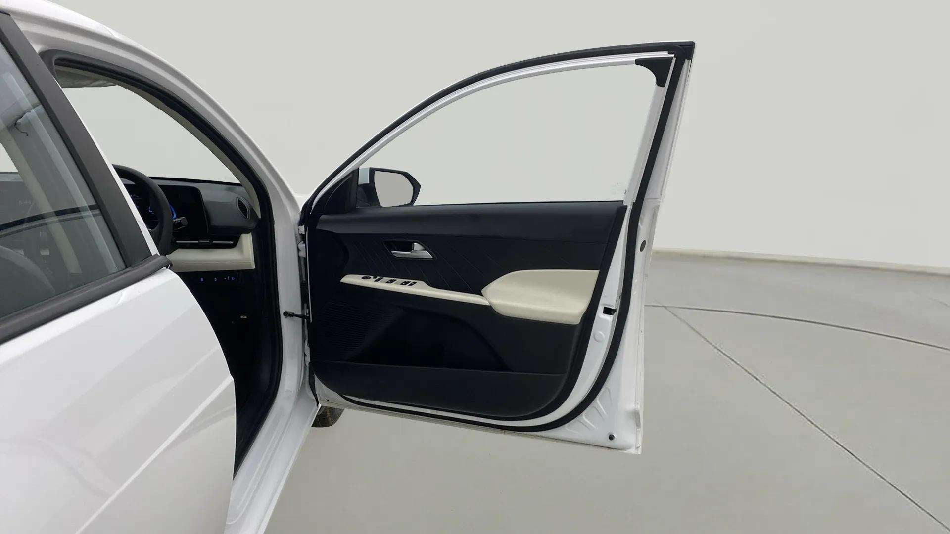 Front driver door interior of a Hyundai Verna