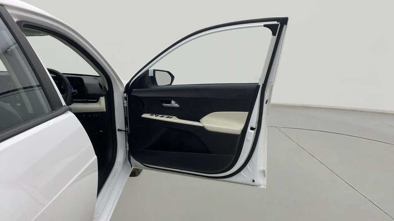 Front driver door interior of a Hyundai Verna