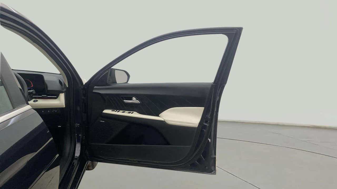 Front driver-side door interior of a Hyundai Verna