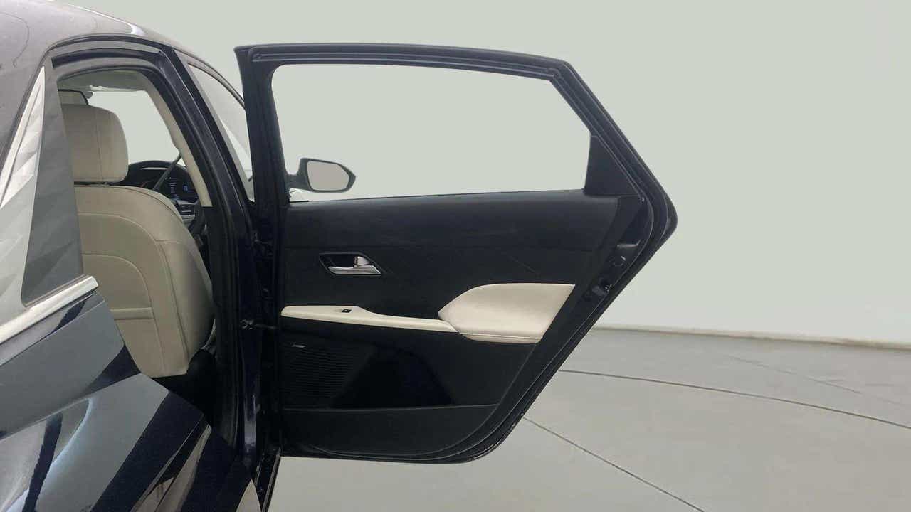 Rear door interior of a Hyundai Verna