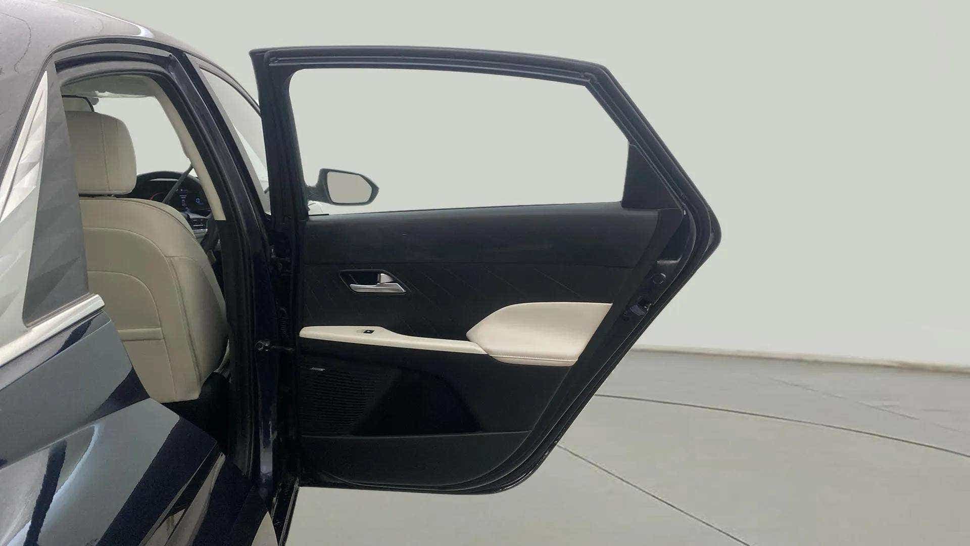 Rear door interior of a Hyundai Verna
