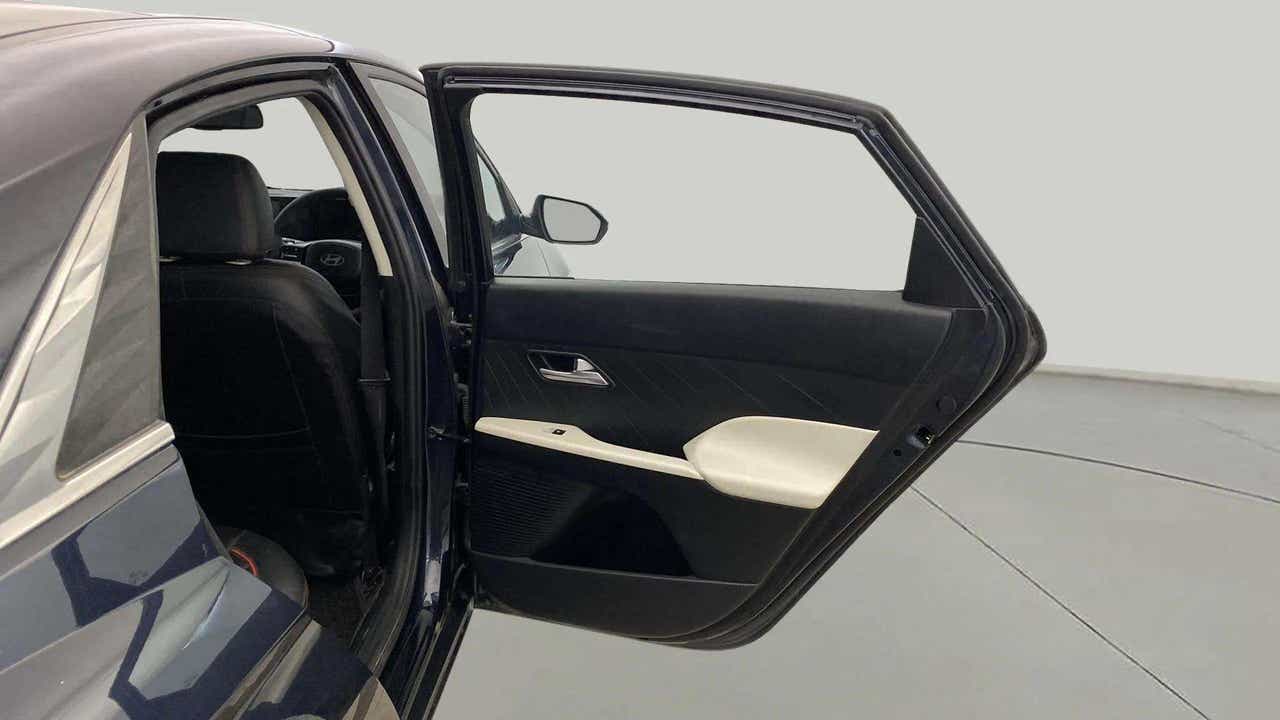 Rear door interior of a Hyundai Verna