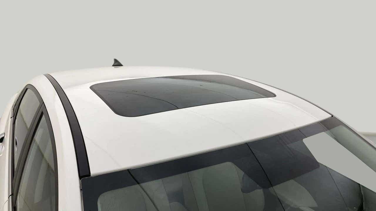 Sunroof close-up of a Hyundai Verna