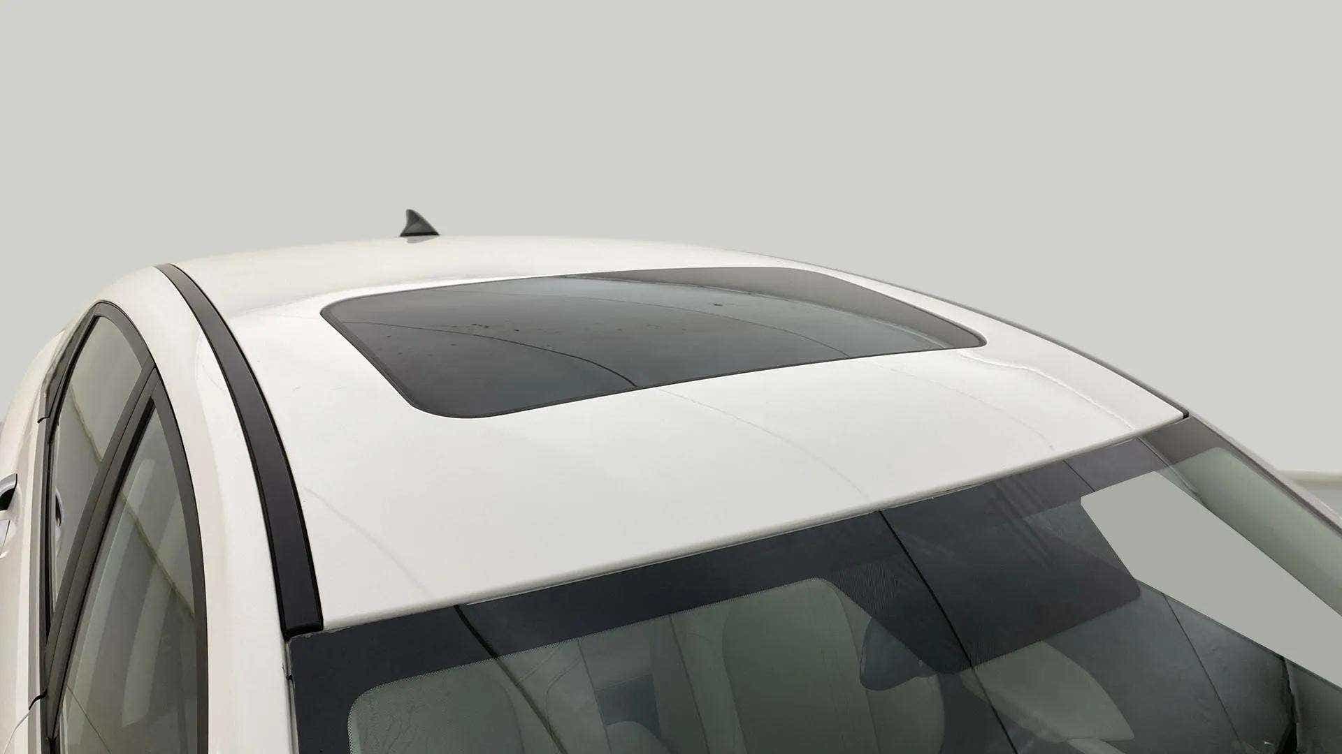 Sunroof close-up of a Hyundai Verna