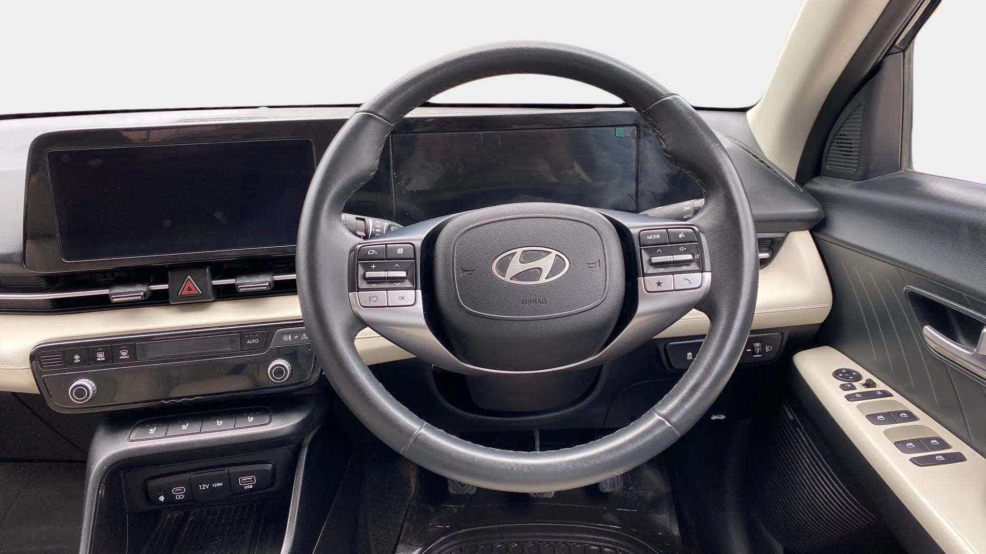 Dashboard and steering wheel of a Hyundai Verna