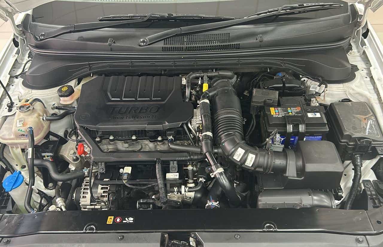 Engine bay of a Hyundai Verna