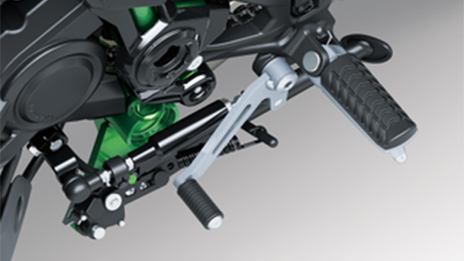 Footpeg and QuickShifter lever area of a metallic matte graphenesteel gray Kawasaki Z900 2026