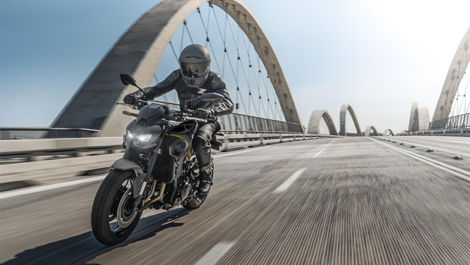 Front three-quarter view of a metallic-matte-graphenesteel-gray Kawasaki Z900 2026