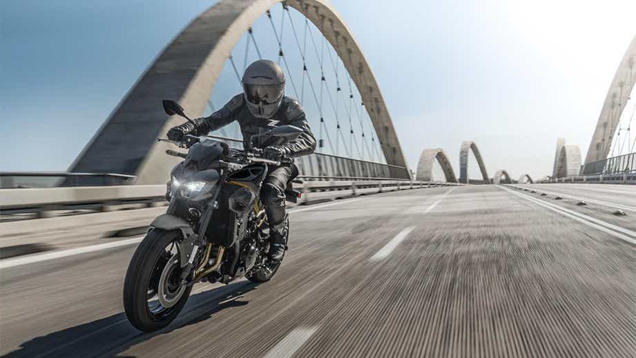 Front three-quarter view of a metallic-matte-graphenesteel-gray Kawasaki Z900 2026