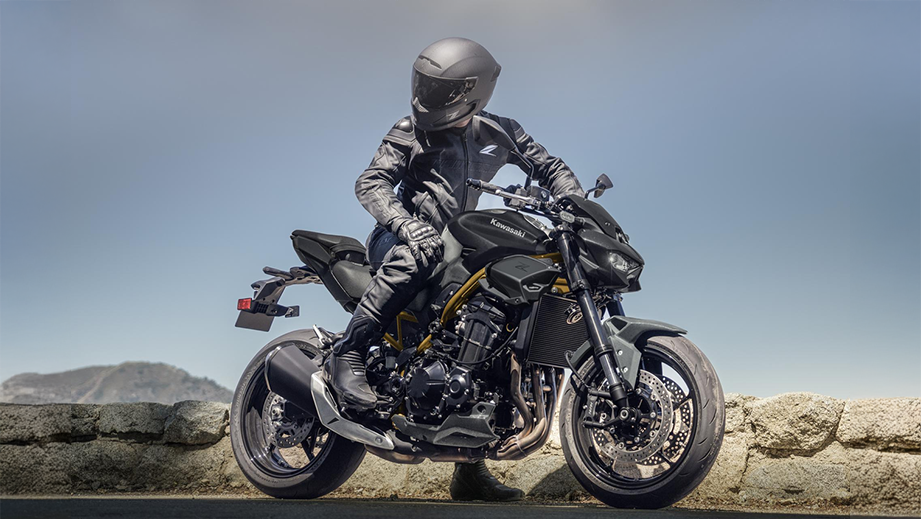 Side view of a metallic matte graphenesteel gray Kawasaki Z900 2026