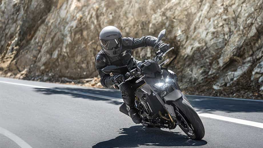 Front angle view of a metallic matte graphenesteel gray Kawasaki Z900 2026