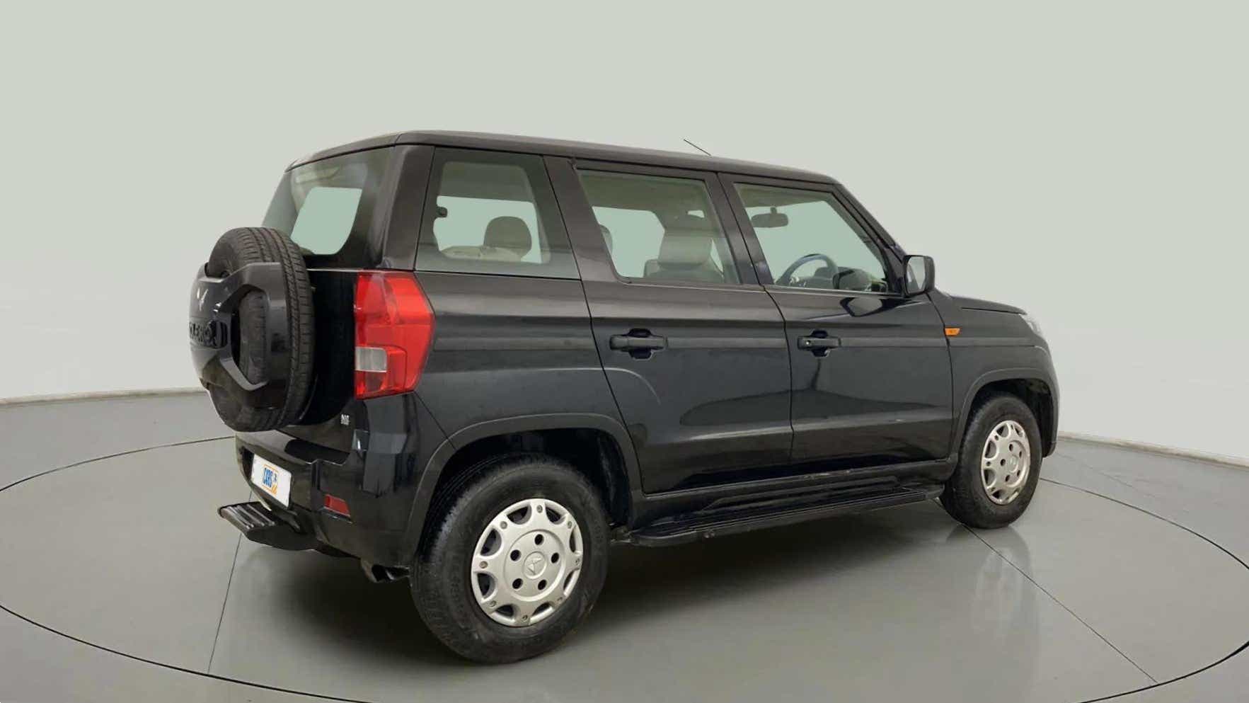 Rear three-quarter view of a Mahindra Bolero Neo