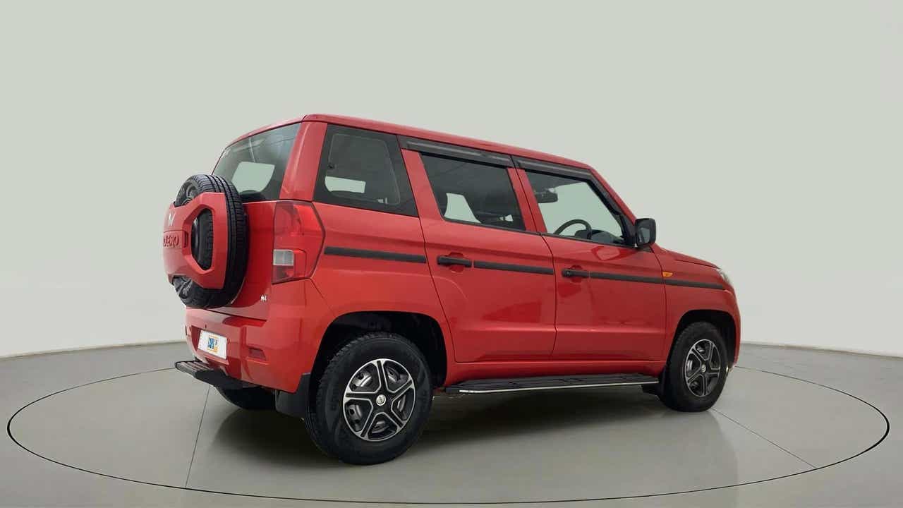 Rear three-quarter view of a Mahindra Bolero Neo