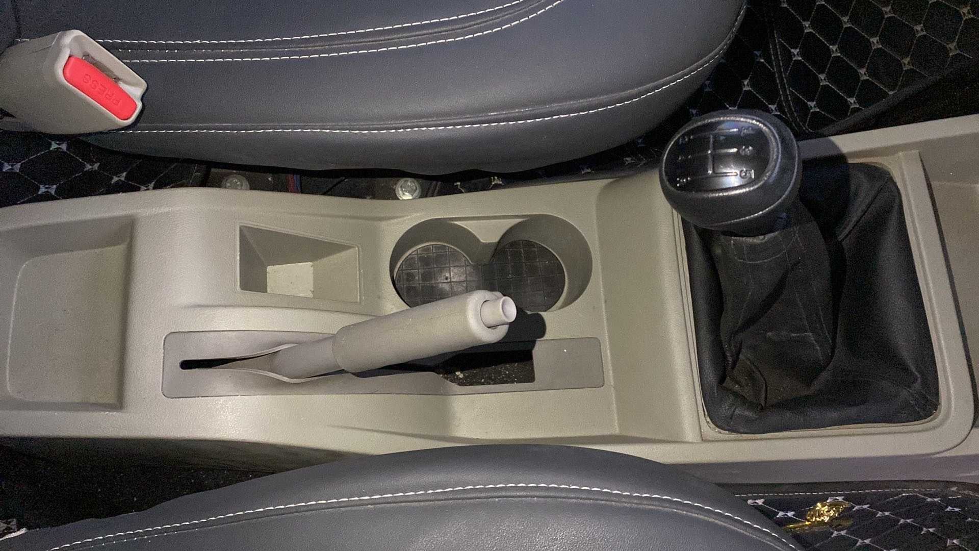 Center console and gear lever of a Mahindra Bolero