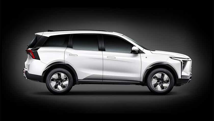 Side view of a Mahindra XEV 9S