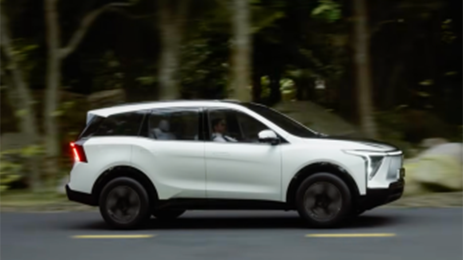 Side view of a Mahindra XEV 9S