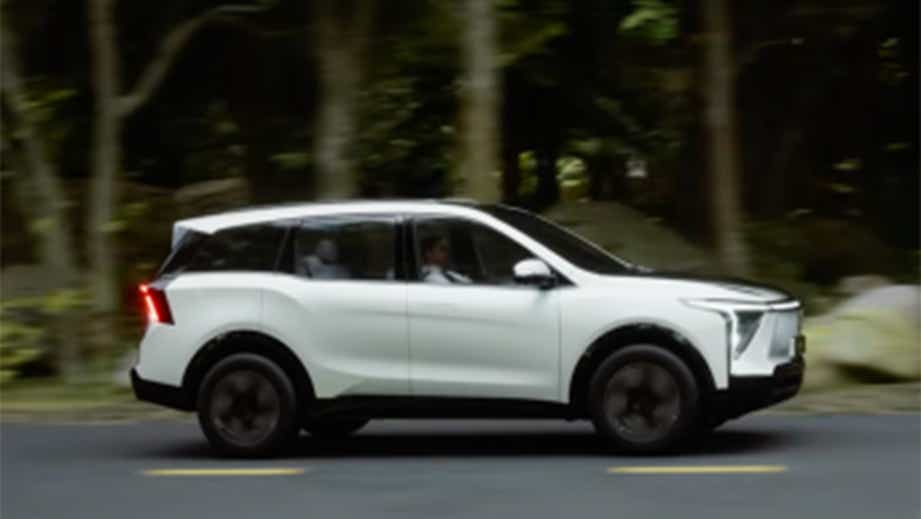 Side view of a Mahindra XEV 9S