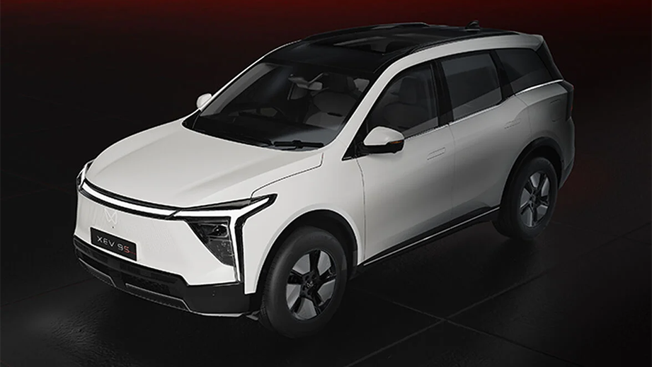 Front left side view of a Mahindra XEV 9S