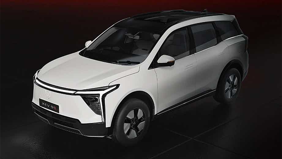 Front left side view of a Mahindra XEV 9S