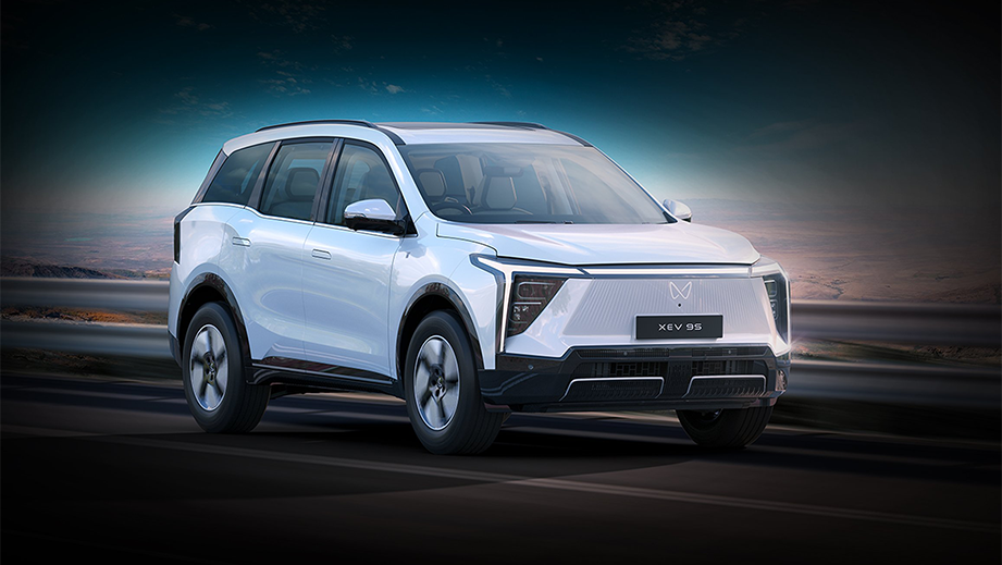 Front three-quarter view of a Mahindra XEV 9S