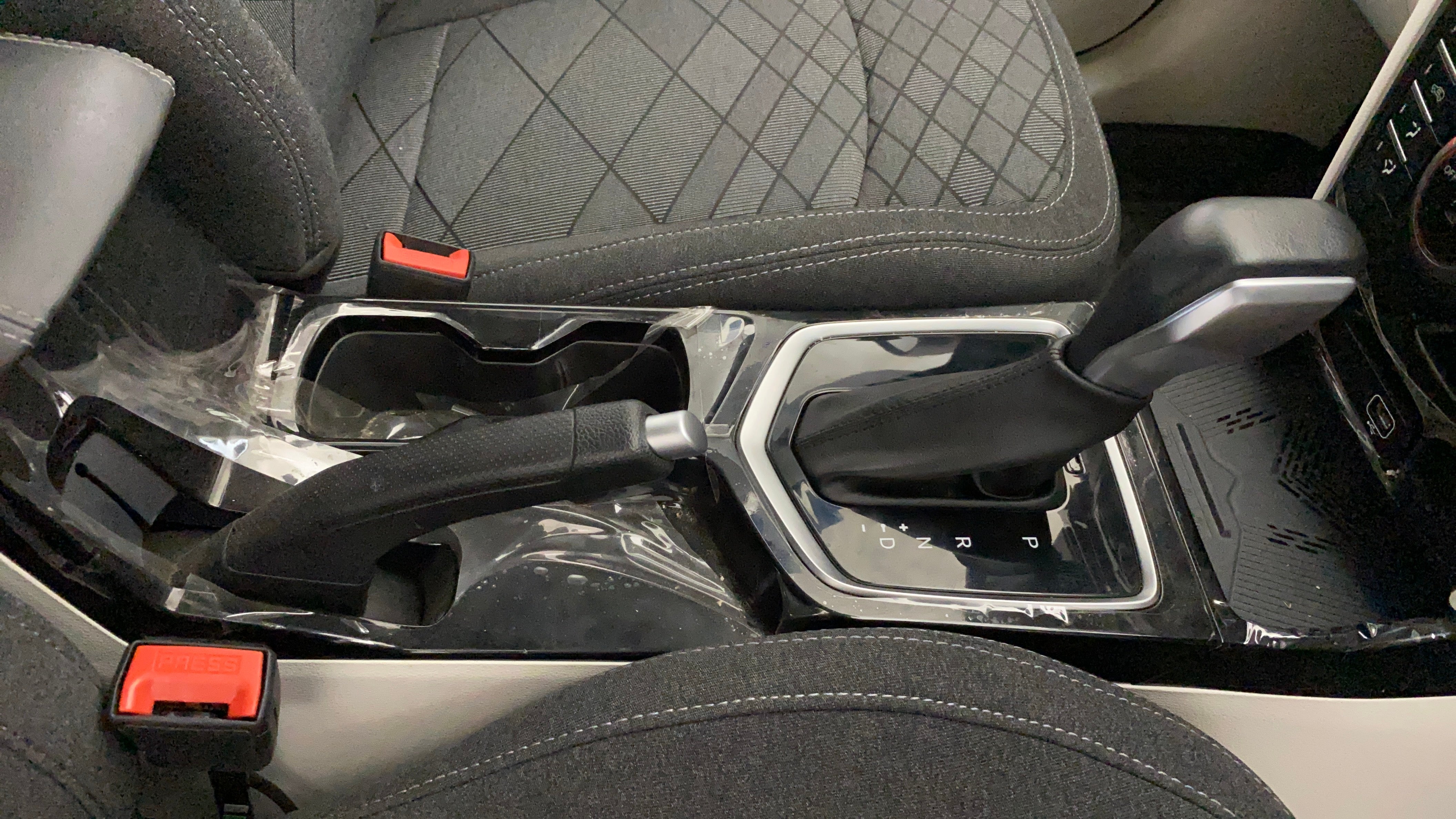 Center console and gear lever of a Mahindra XUV 3XO